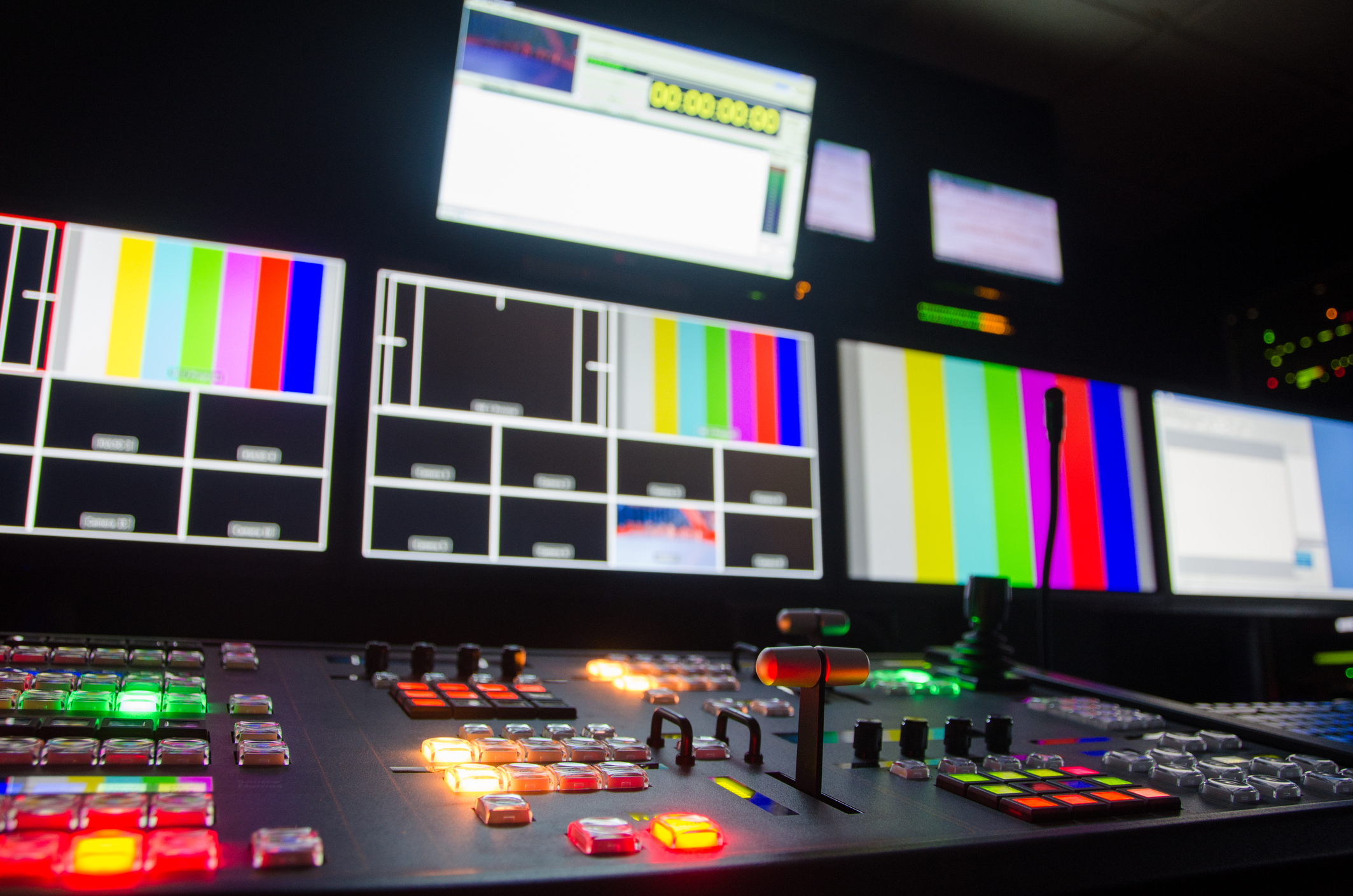 テレビ局　放送　仕組み　生中継　スタジオ　番組　記者　ディレクター　技術部　機材　システム　設備