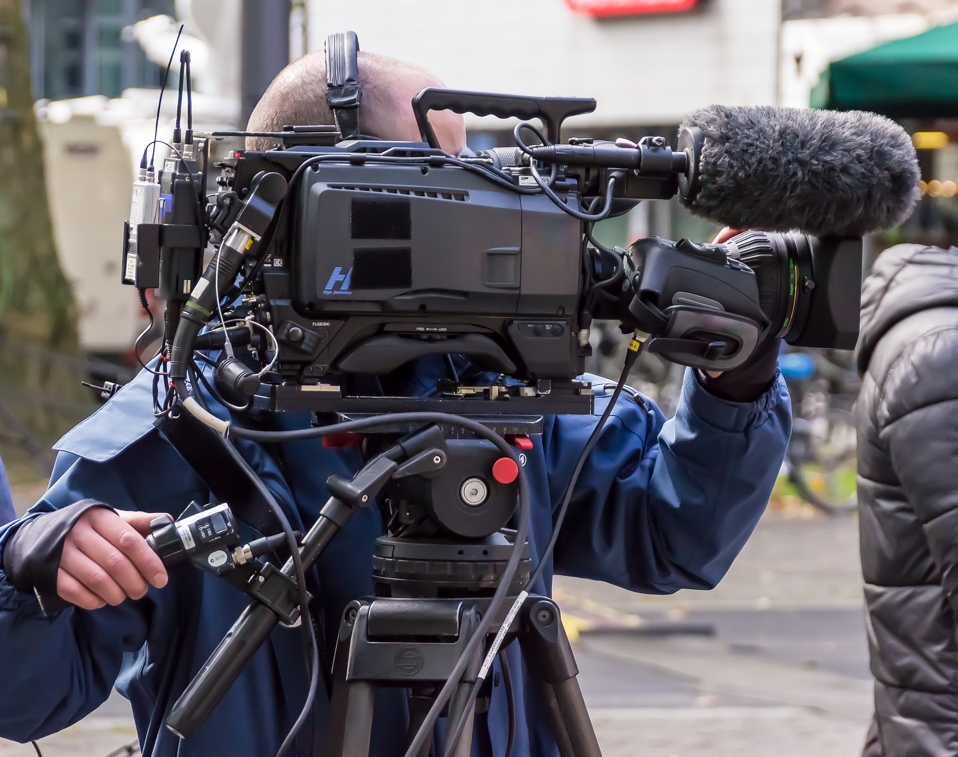 テレビカメラマン　やりがい　仕事内容　離職　新卒　採用　求人　撮影　ロケ　ニュース　取材